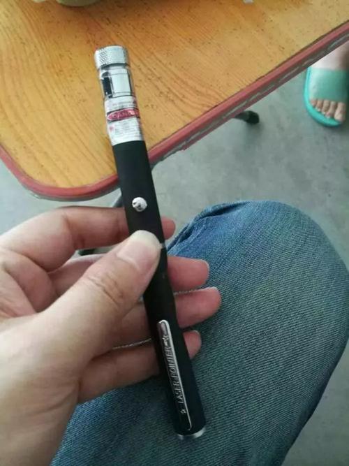 激光笔就在眼前晃了一下,12岁男孩瞬间几近失明!